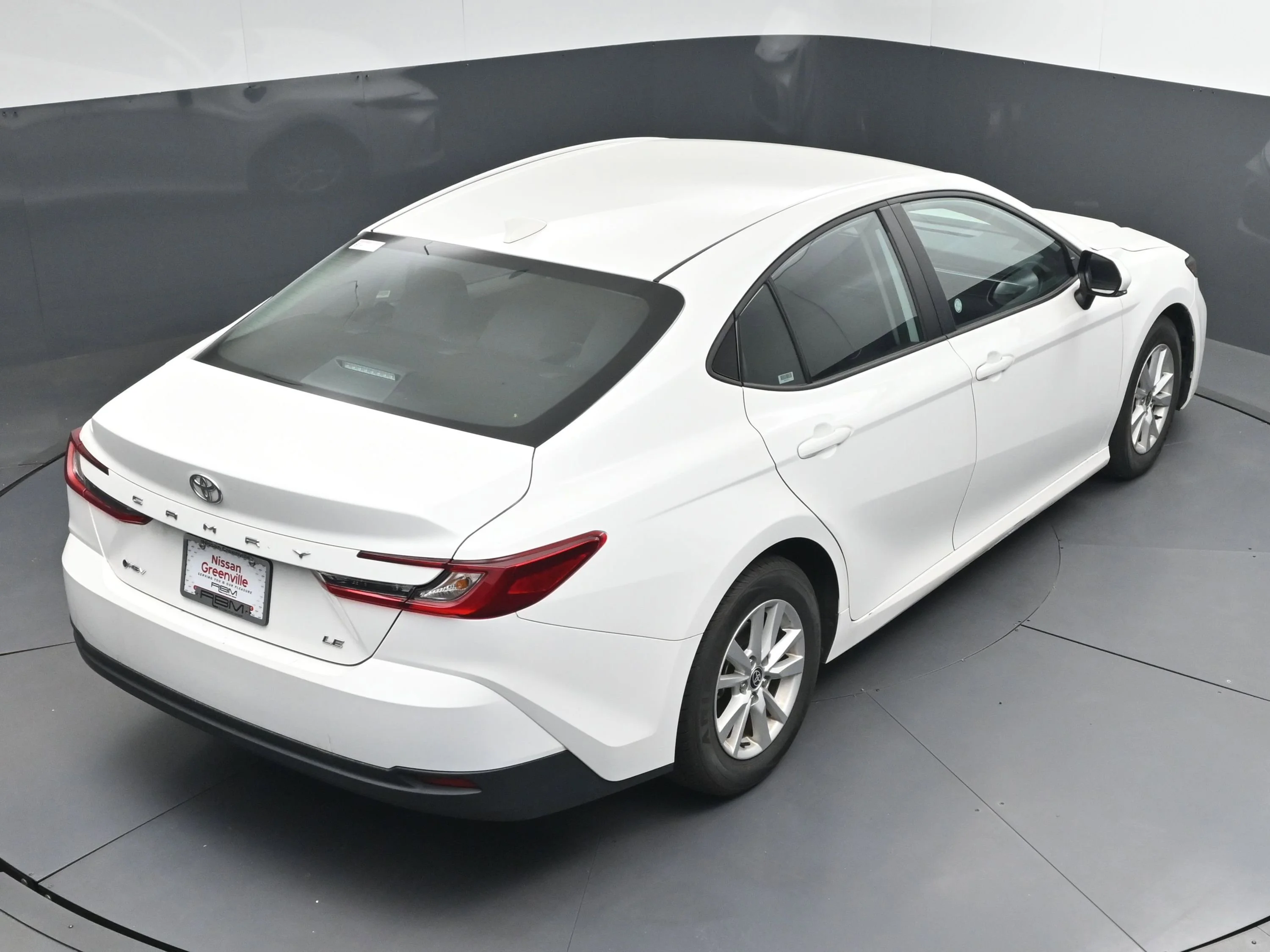 Used 2025 Ice Toyota LE image 32