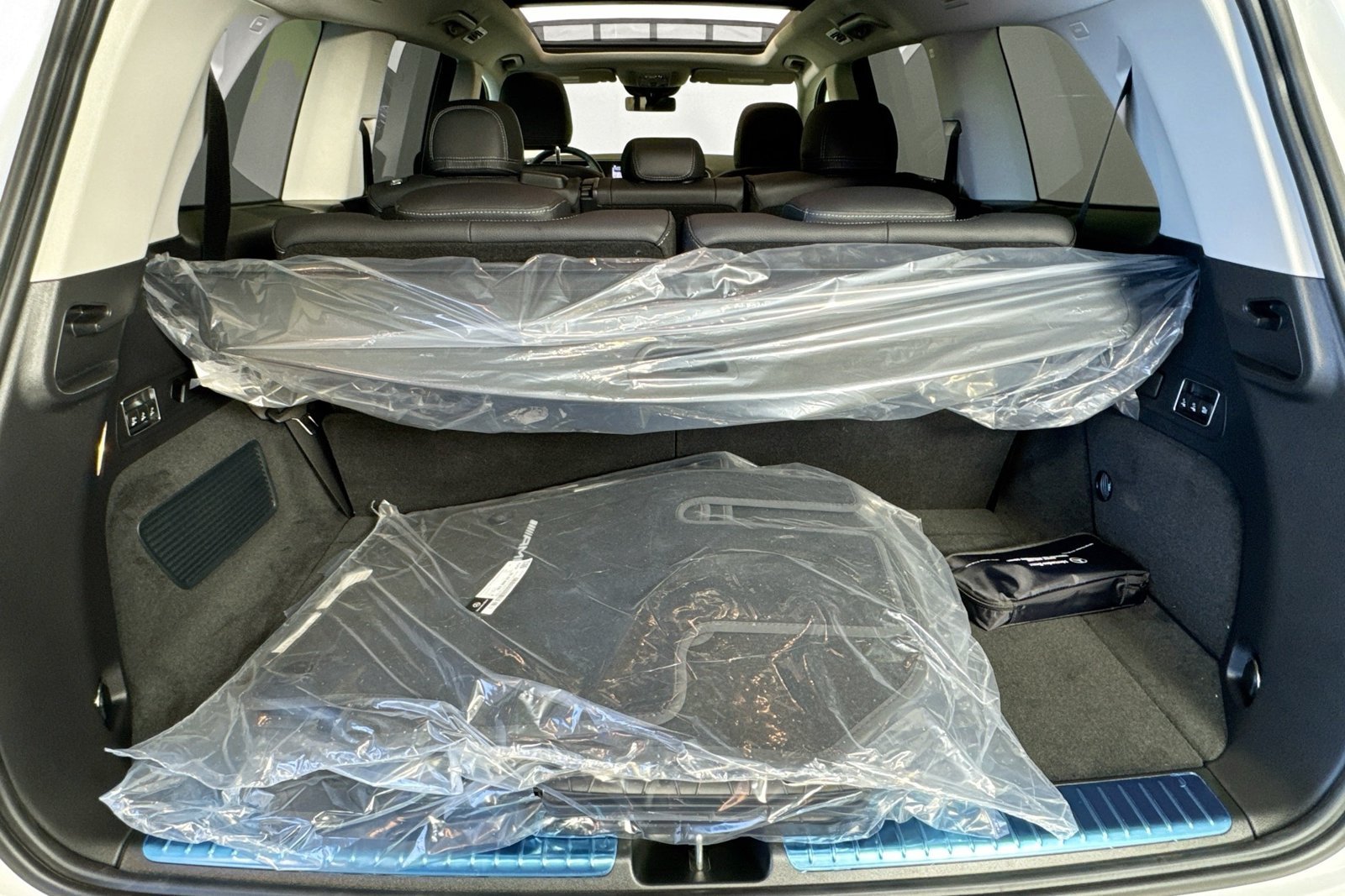New 2026 MANUFAKTUR Moonlight White Metallic Mercedes-Benz GLS 450 image 24