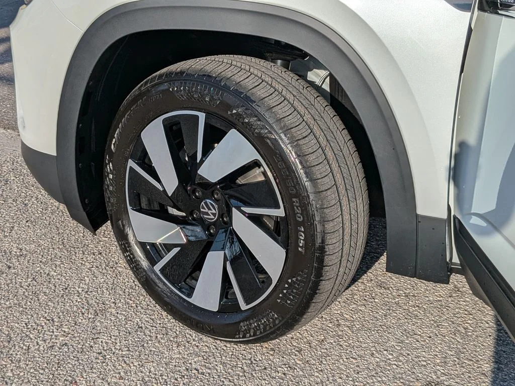 New 2026 White/off-white Volkswagen SE w/Technology image 30