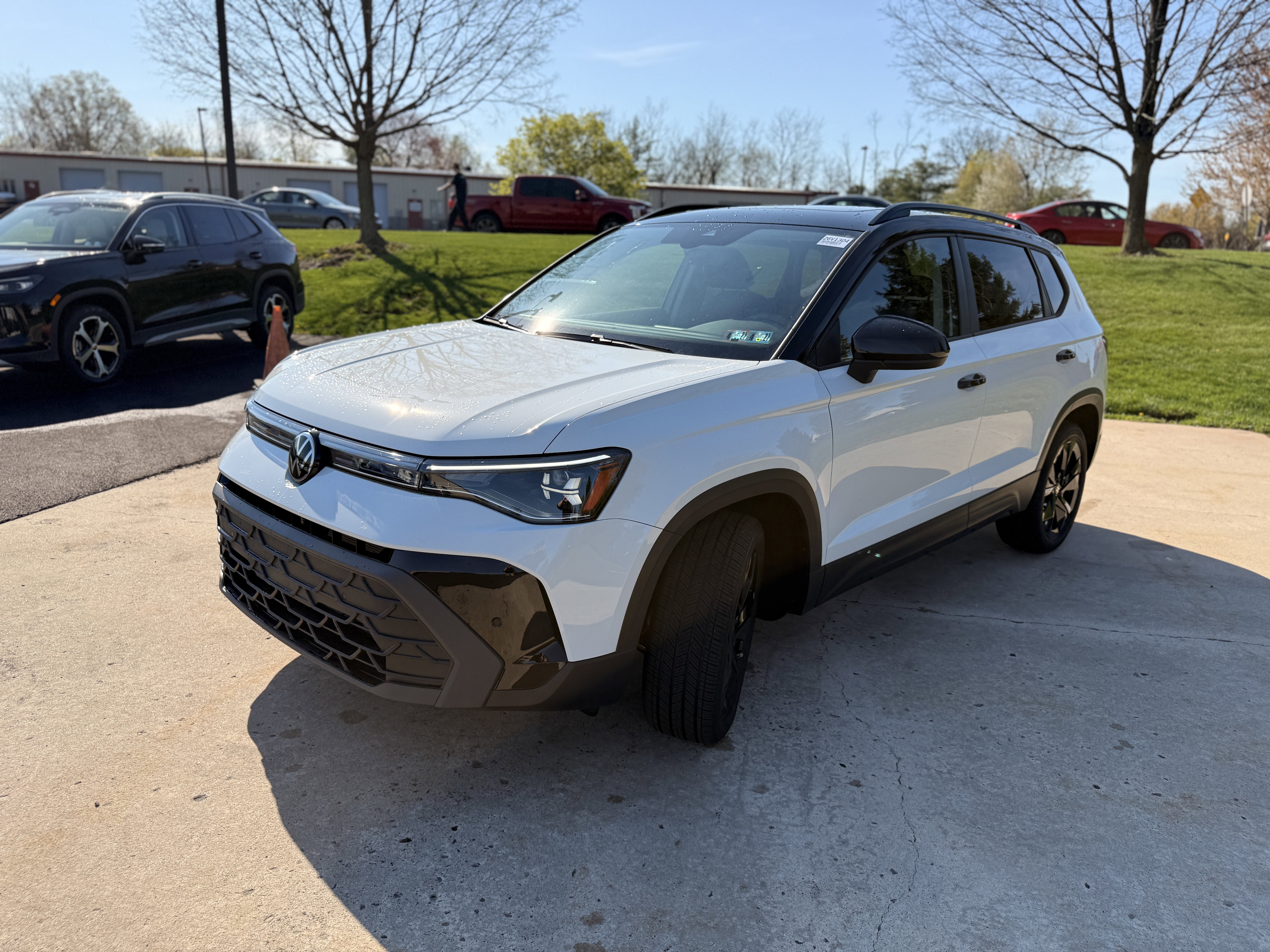 New 2026 Pure White w/Deep Black Roof Volkswagen SE Black image 9