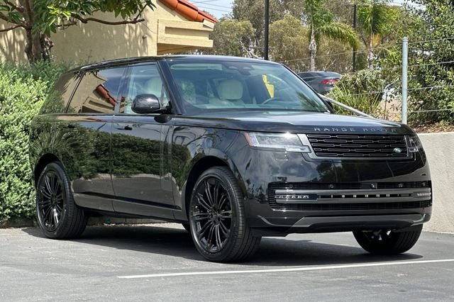 New 2026 Obsidian Black in Gloss Finish Land Rover SE image 7