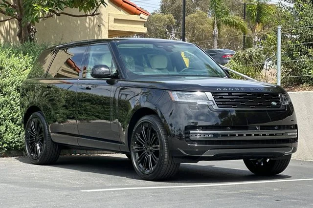New 2026 Obsidian Black in Gloss Finish Land Rover SE image 7