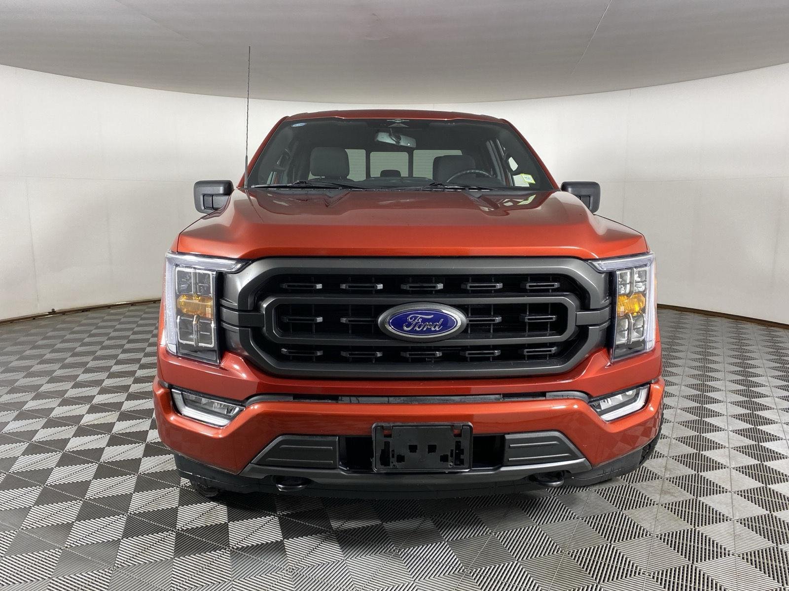 Used 2023 Hot Pepper Red Tinted Clearcoat Ford XLT image 9