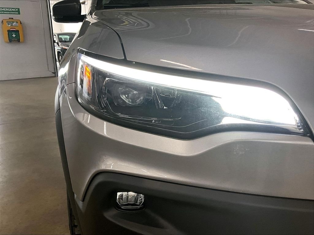 Used 2021 Billet Silver Metallic Clearcoat Jeep Trailhawk image 29