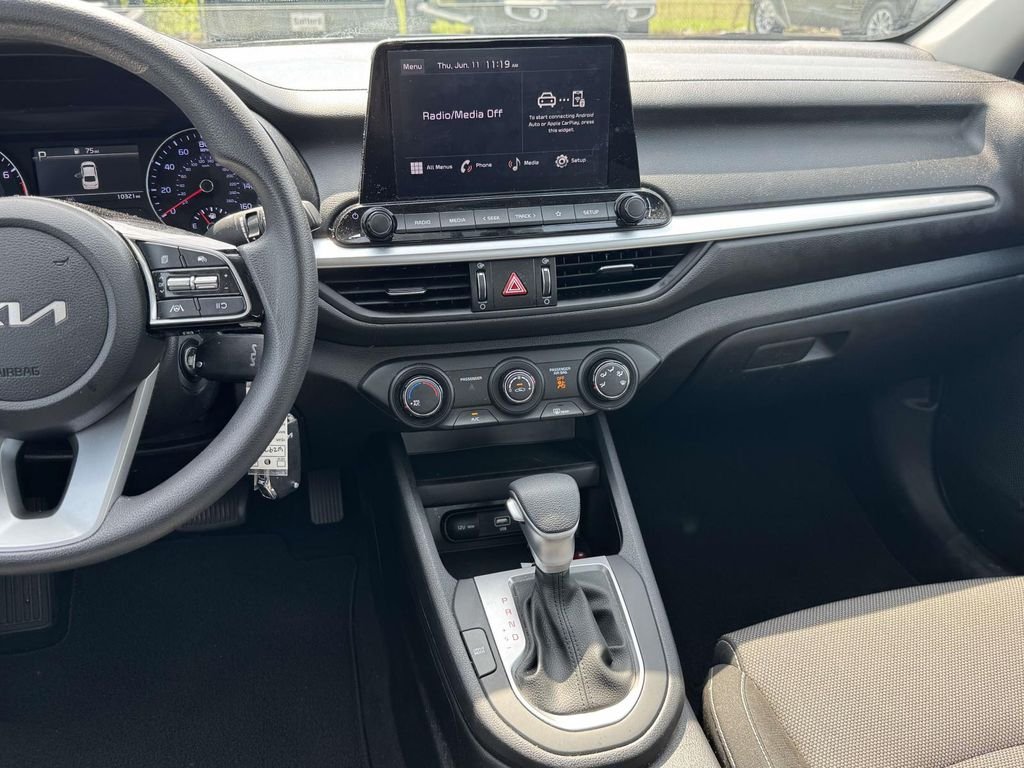 Used 2024 White Kia LXS image 3