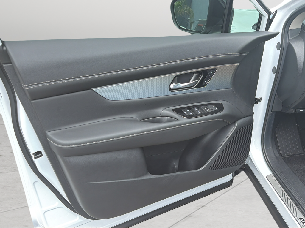 New 2026 White Nissan Platinum image 19