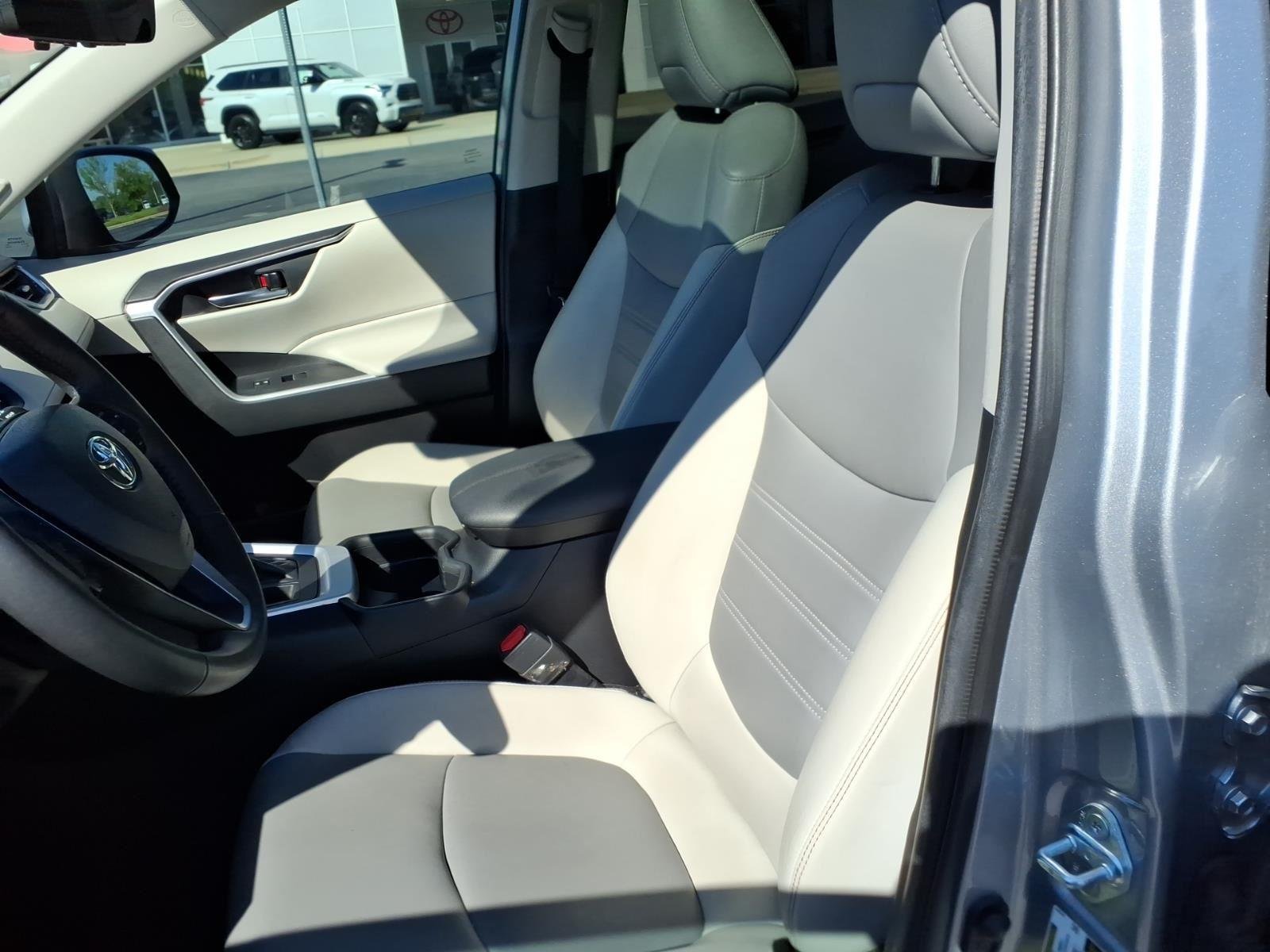 Used 2021 Silver Sky Metallic Toyota XLE Premium image 22