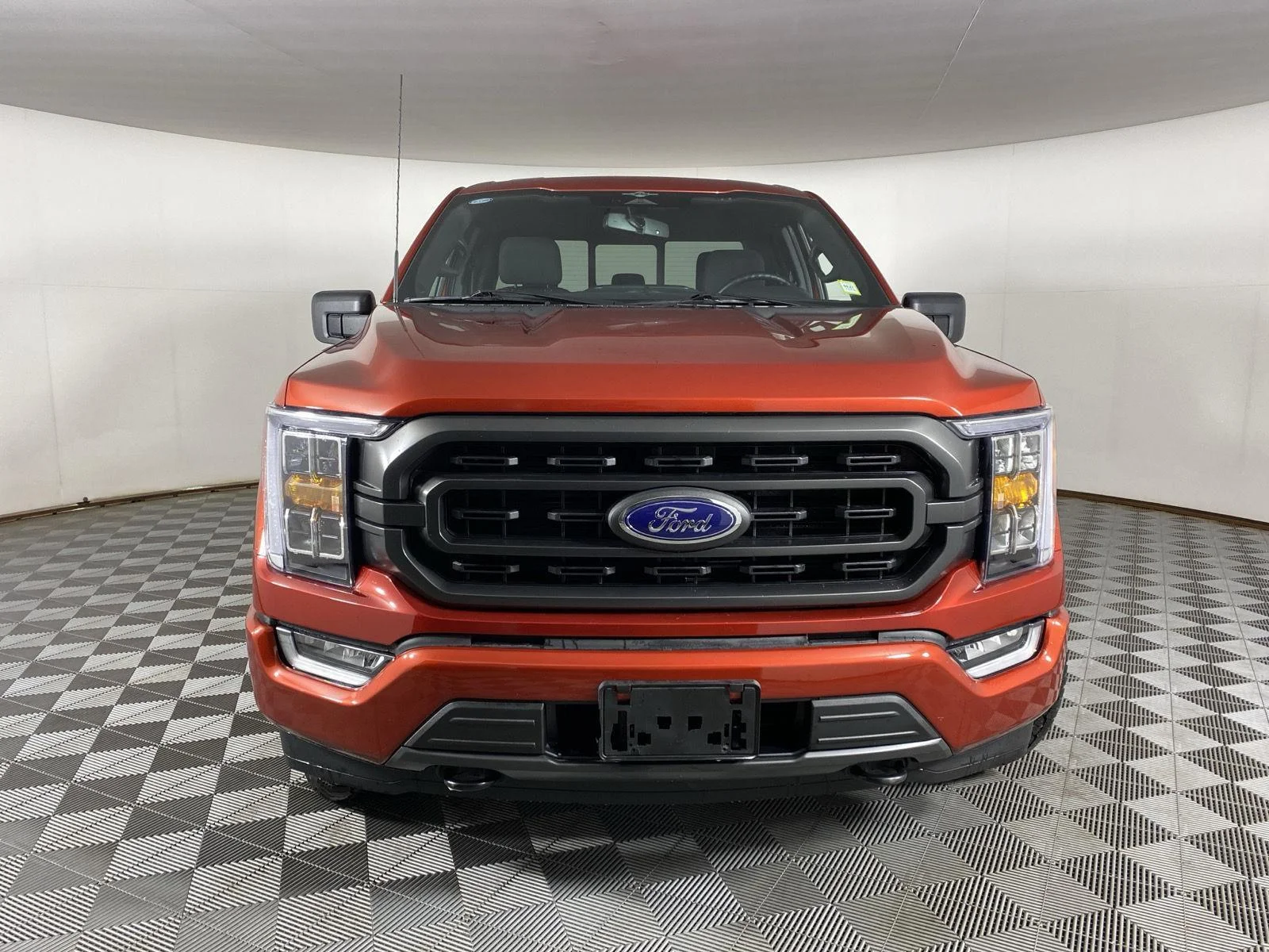 Used 2023 Hot Pepper Red Tinted Clearcoat Ford XLT image 9