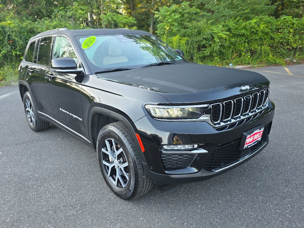 Certified Used 2025 Diamond Black Crystal Pearl Coat Jeep Limited image 9