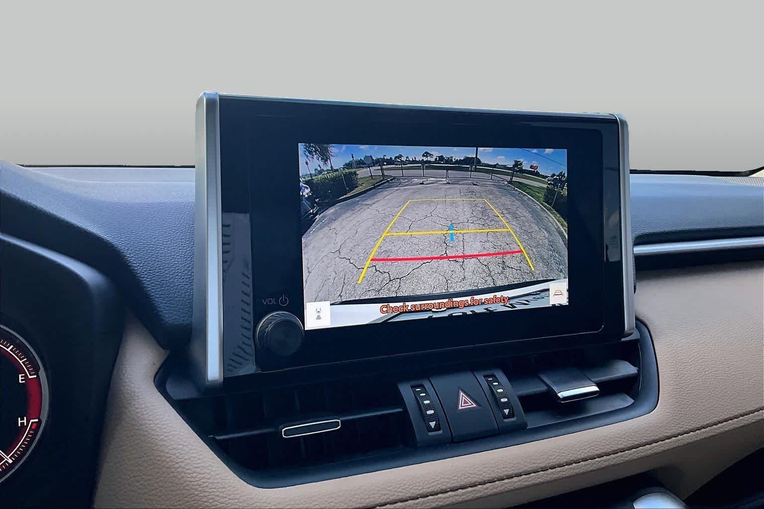 Used 2025 Wind Chill Pearl Toyota XLE Premium image 25