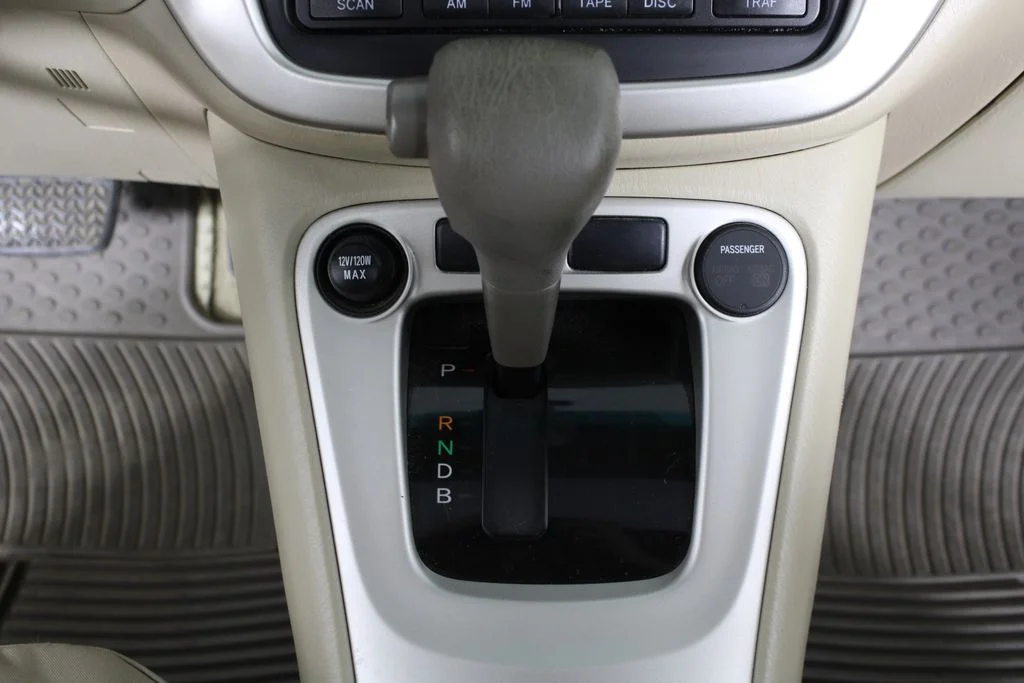 Used 2007 White Toyota V6 image 29