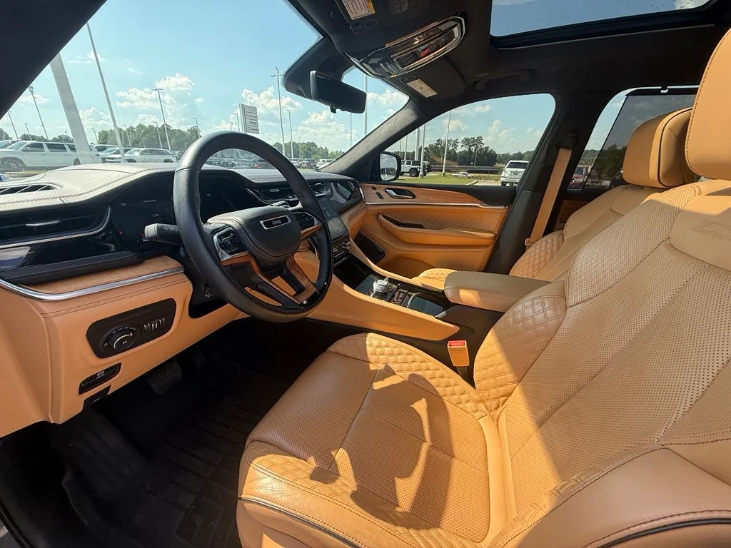 Used 2023 Gray Jeep Summit Reserve image 17
