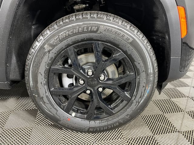 New 2026 Diamond Black Crystal Pearl-Coat Exterior Paint Jeep Altitude image 5