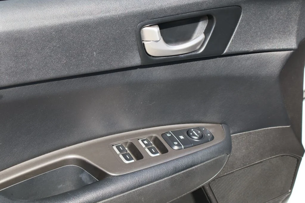 Used 2019 White Kia LX image 19