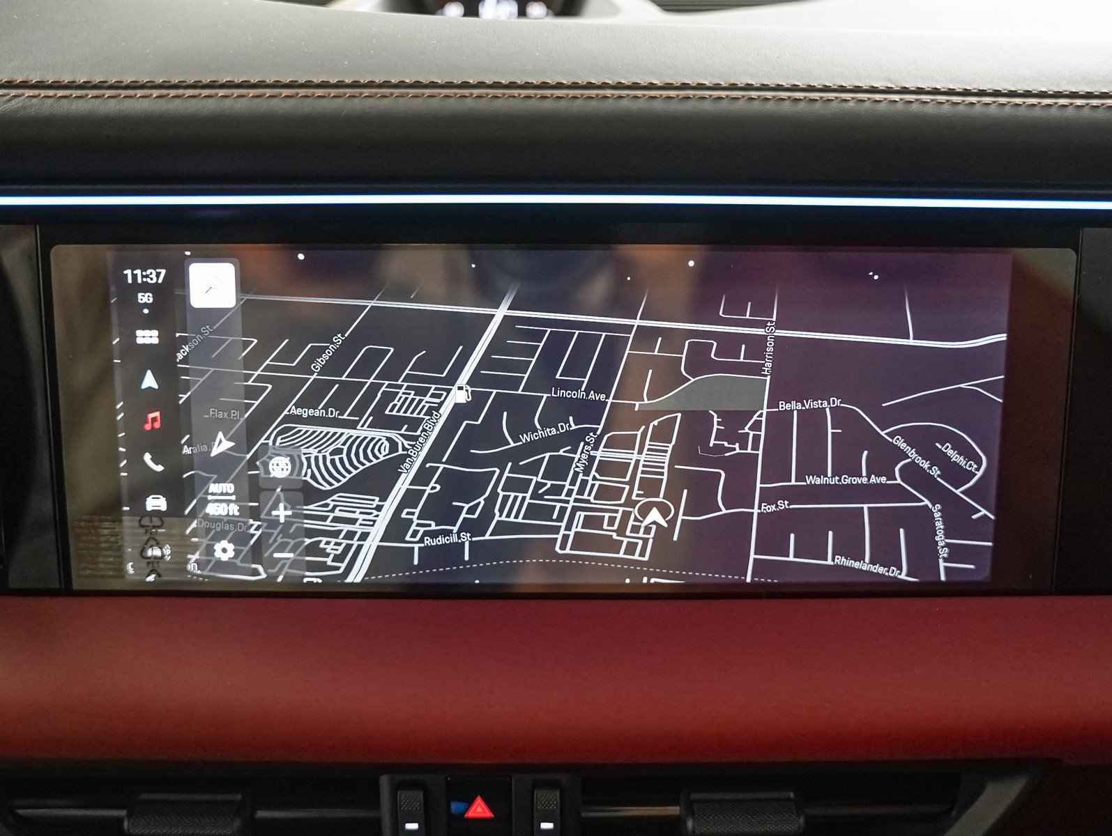 2025 Porsche Macan Turbo Electric - Photo 21