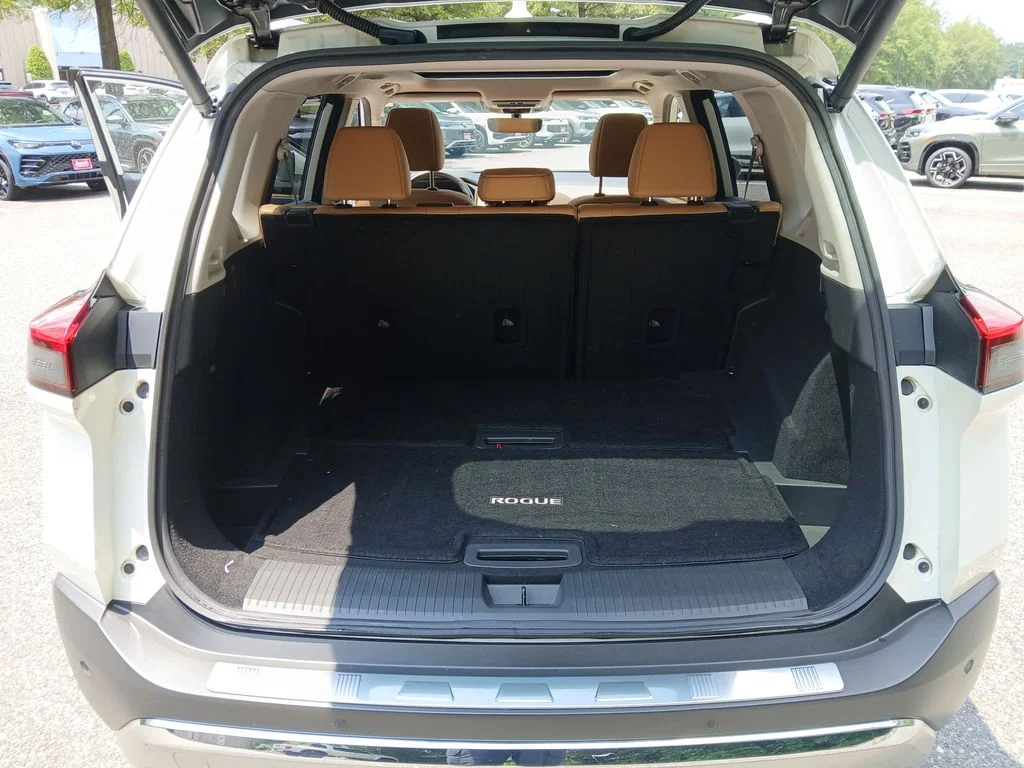 Used 2023 White Nissan Platinum image 43