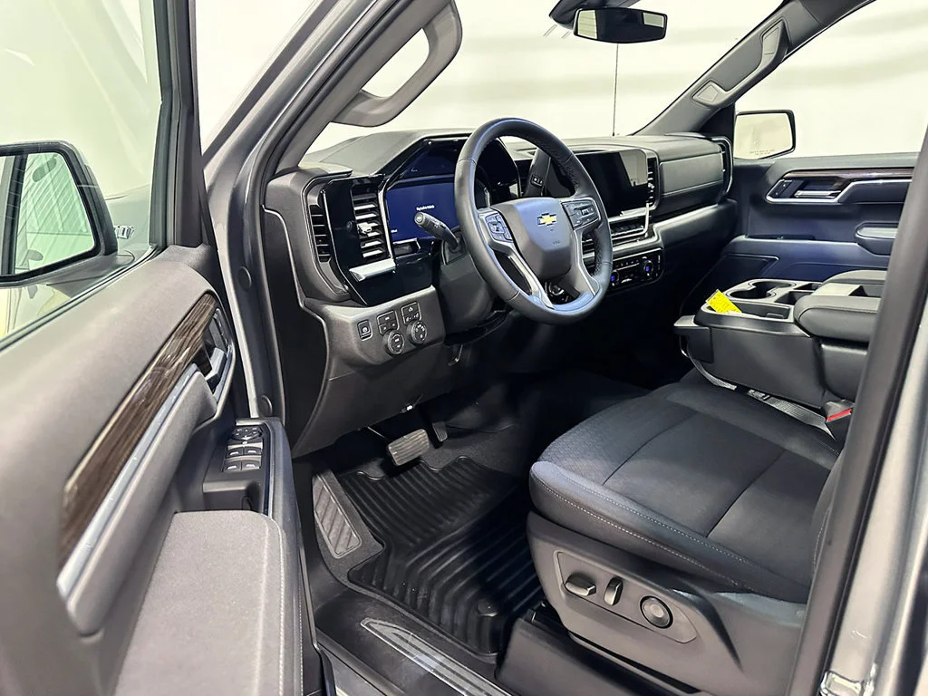 Used 2026 Sterling Gray Metallic Chevrolet LT (2FL) image 18