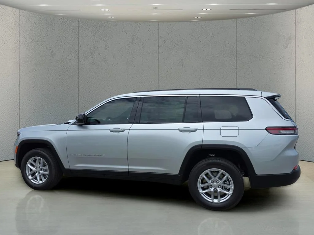 New 2026 Silver Zynith Exterior Paint Jeep Laredo image 8