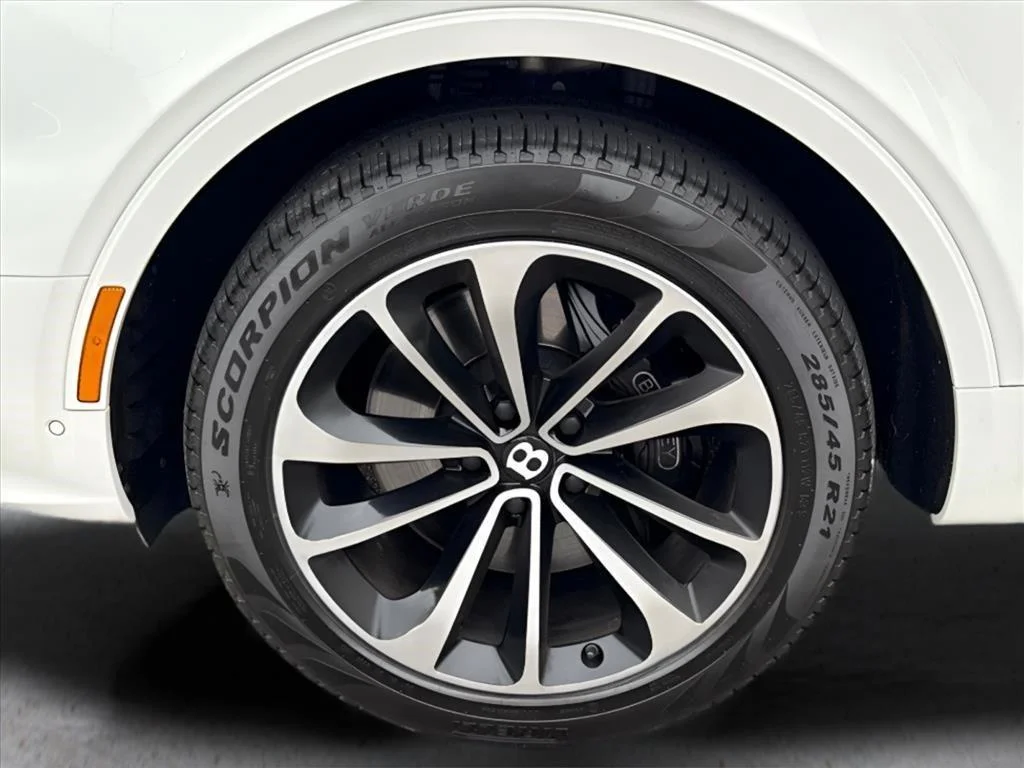 Used 2023 Glacier White Bentley V8 image 19