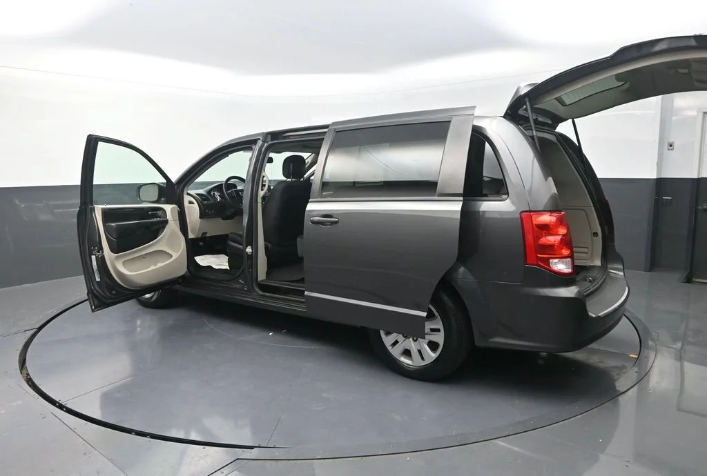 Used 2018 Gray Dodge SE image 33