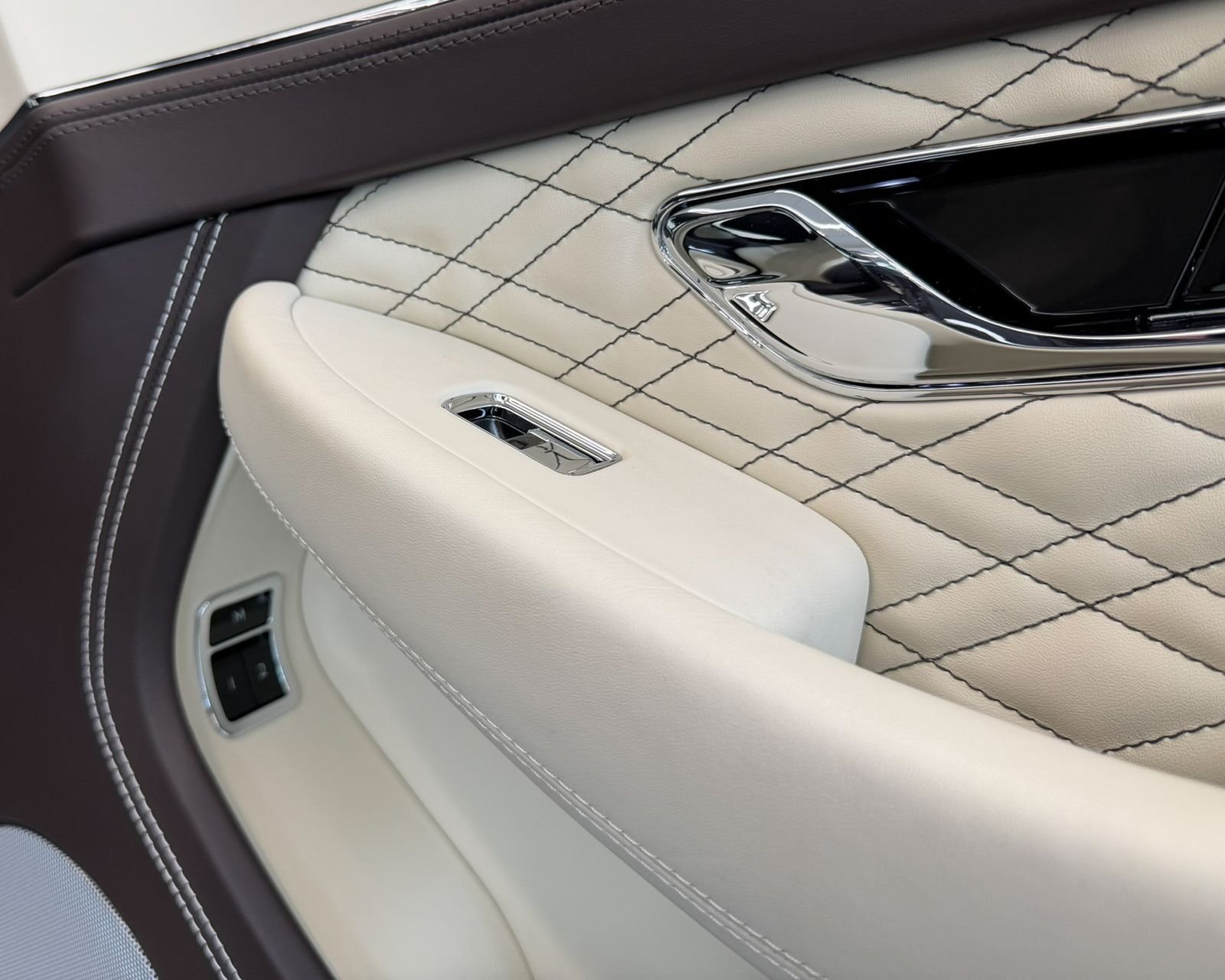 Used 2023 Brown Bentley V8 image 33