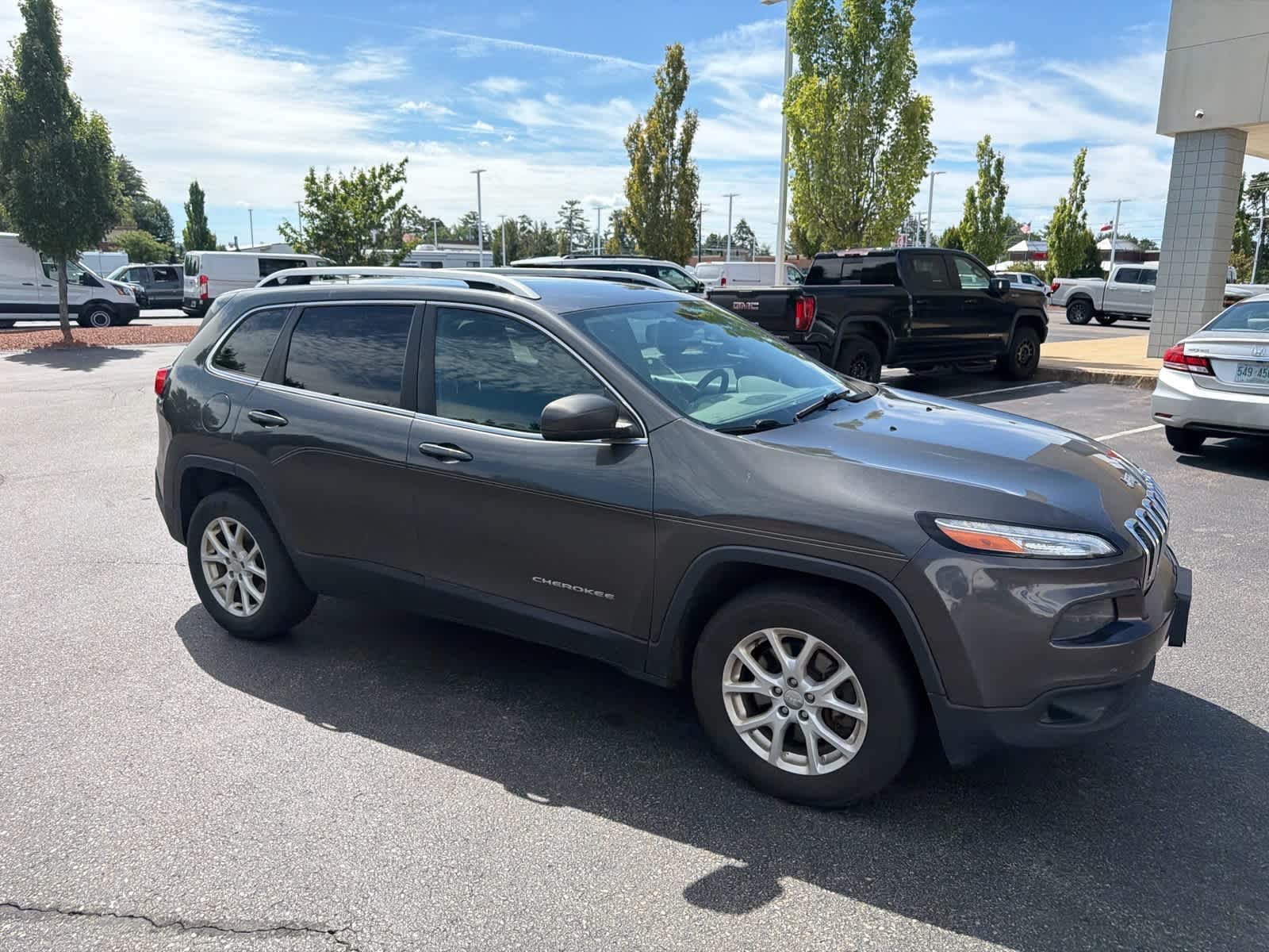 Used 2016 Granite Crystal Metallic Clearcoat Jeep Latitude image 4