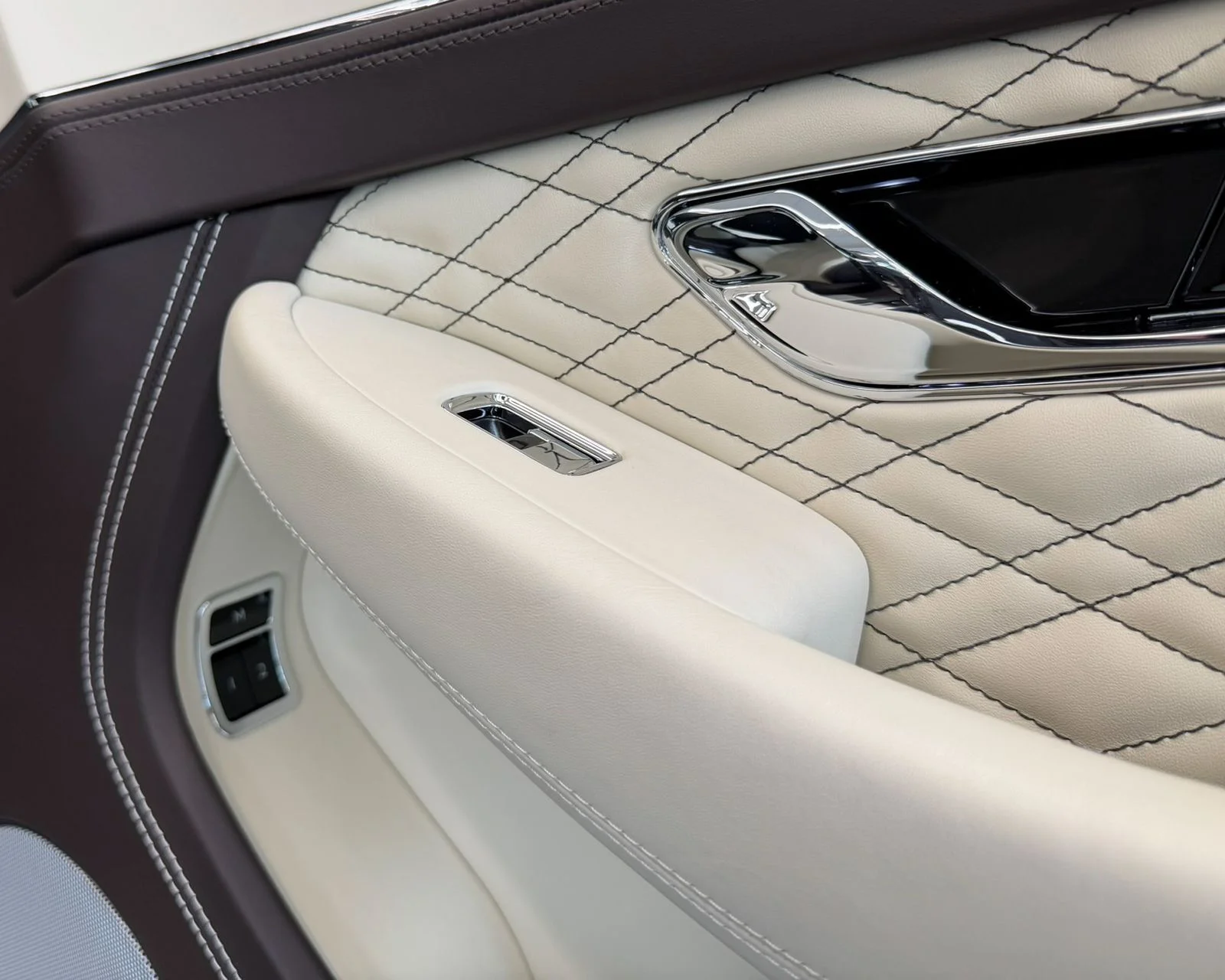 Used 2023 Brown Bentley V8 image 33