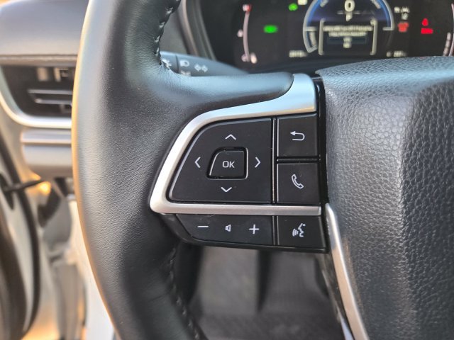 Used 2025 Off-white Toyota XLE image 21