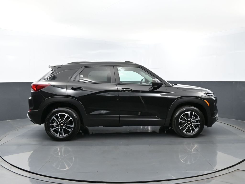 Used 2025 Black Metallic Chevrolet LT image 4