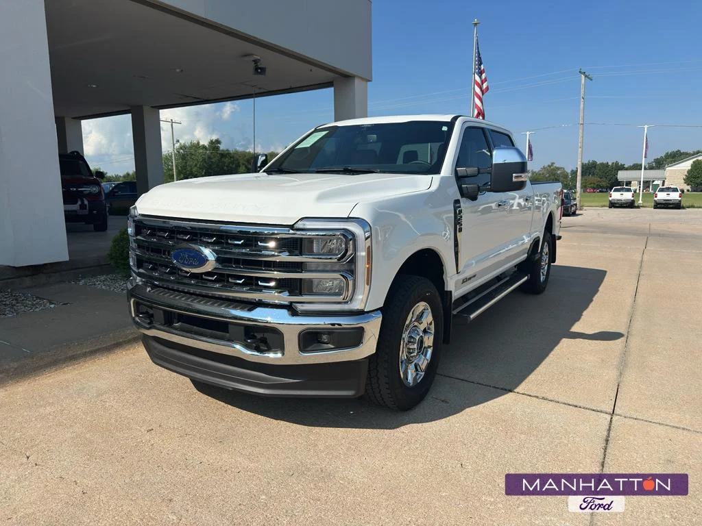 Used 2025 Star White Metallic Tri-Coat Ford LARIAT image 1