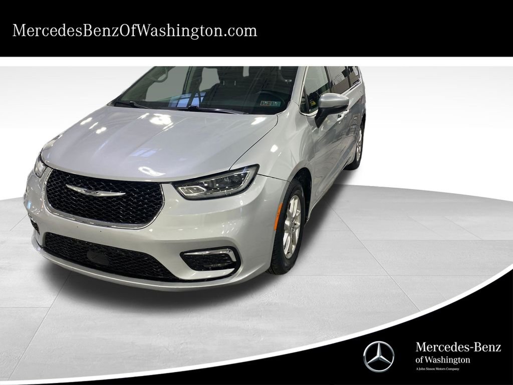 2023 Chrysler Pacifica Touring L's photo