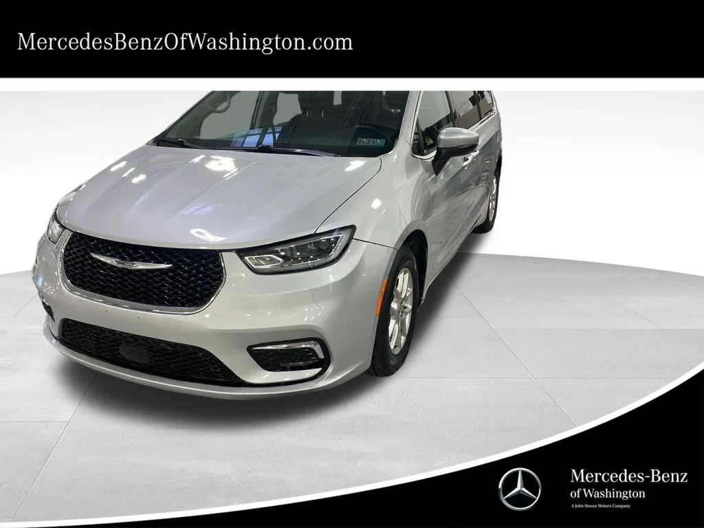 2023 Chrysler Pacifica Touring L's photo