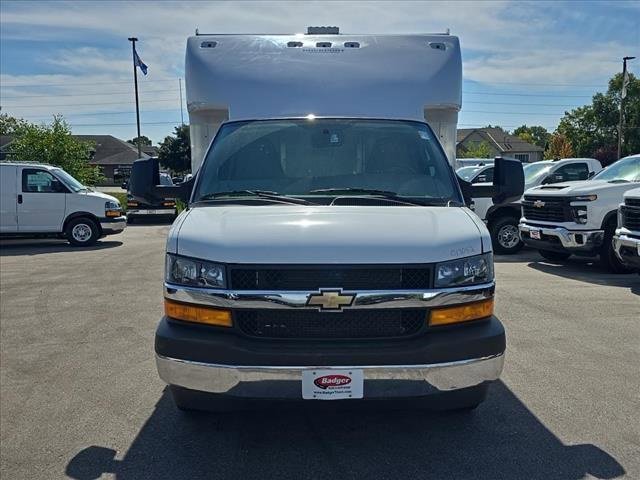 2024 Chevrolet Express Cutaway 3500 photo 2
