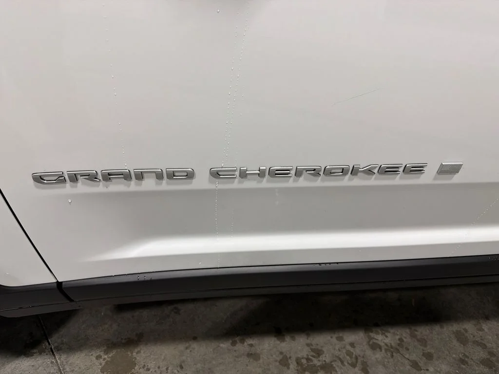 New 2026 Bright White Clear-Coat Exterior Paint Jeep Laredo X image 11