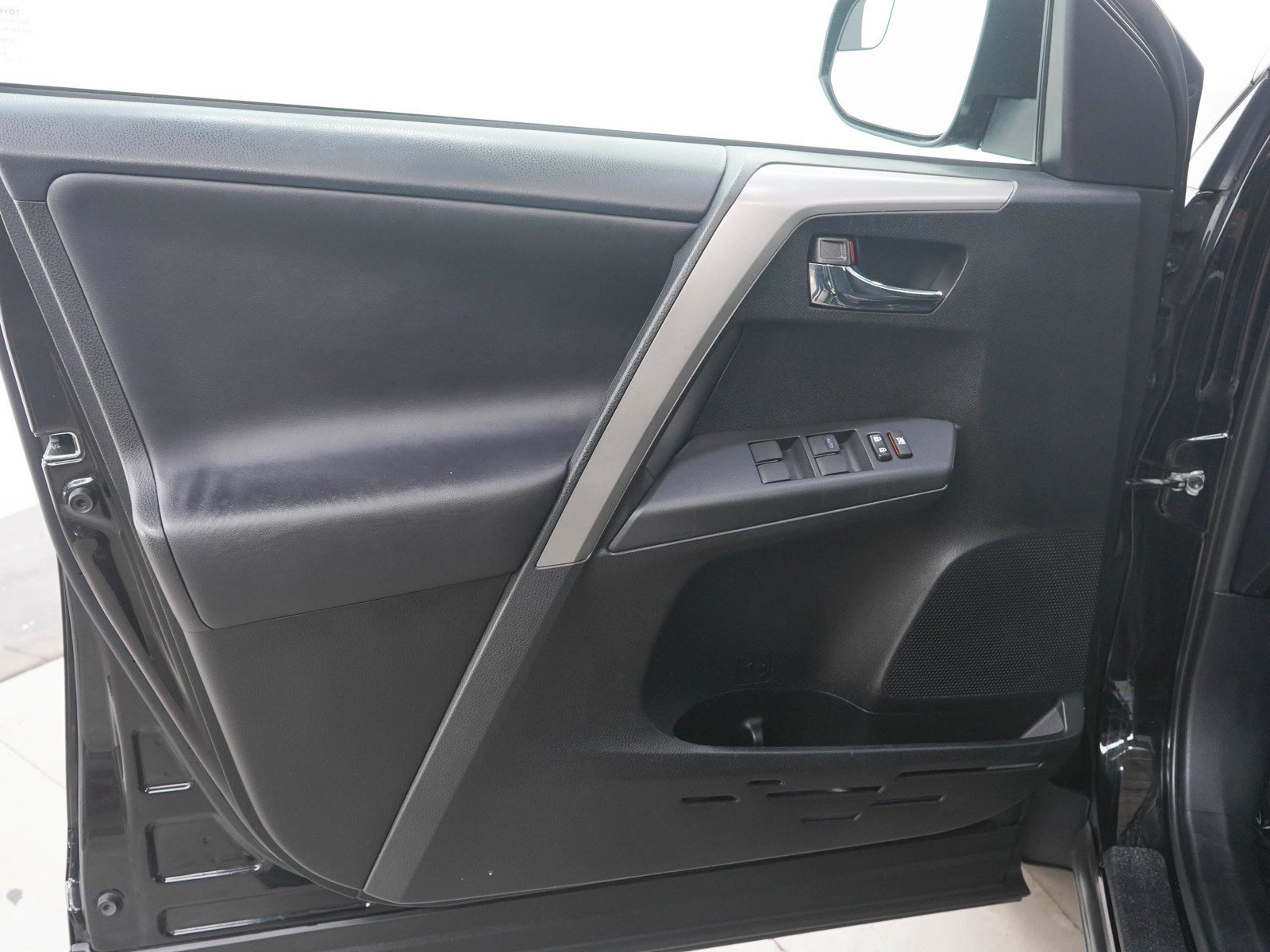 Used 2016 Black Toyota AWD 4dr XLE image 21