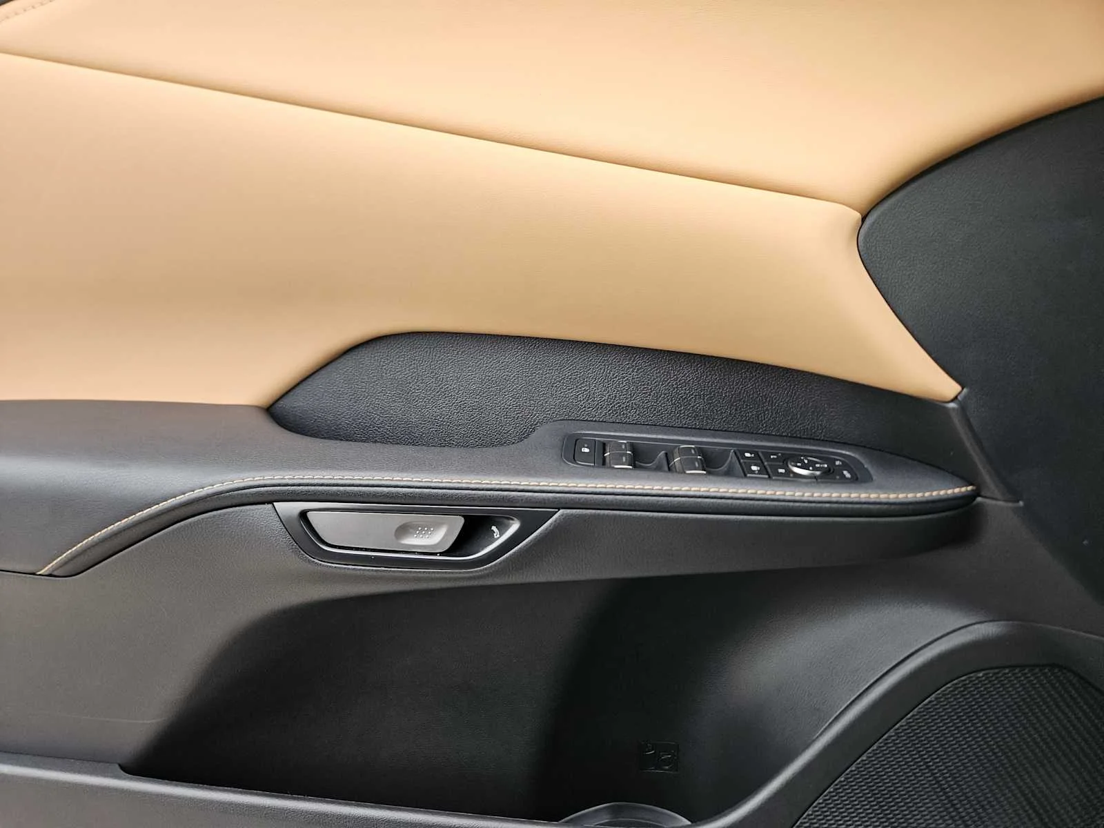 Used 2025 Nightfall Mica Lexus Premium image 18
