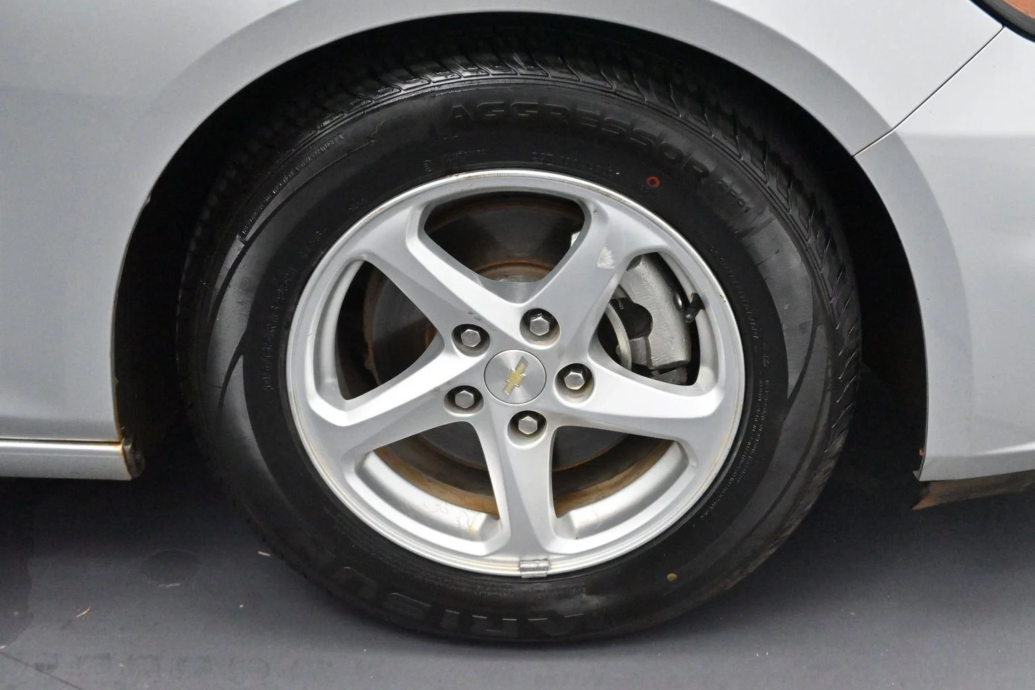 Used 2018 SILVER ICE METALLIC Chevrolet LS image 28