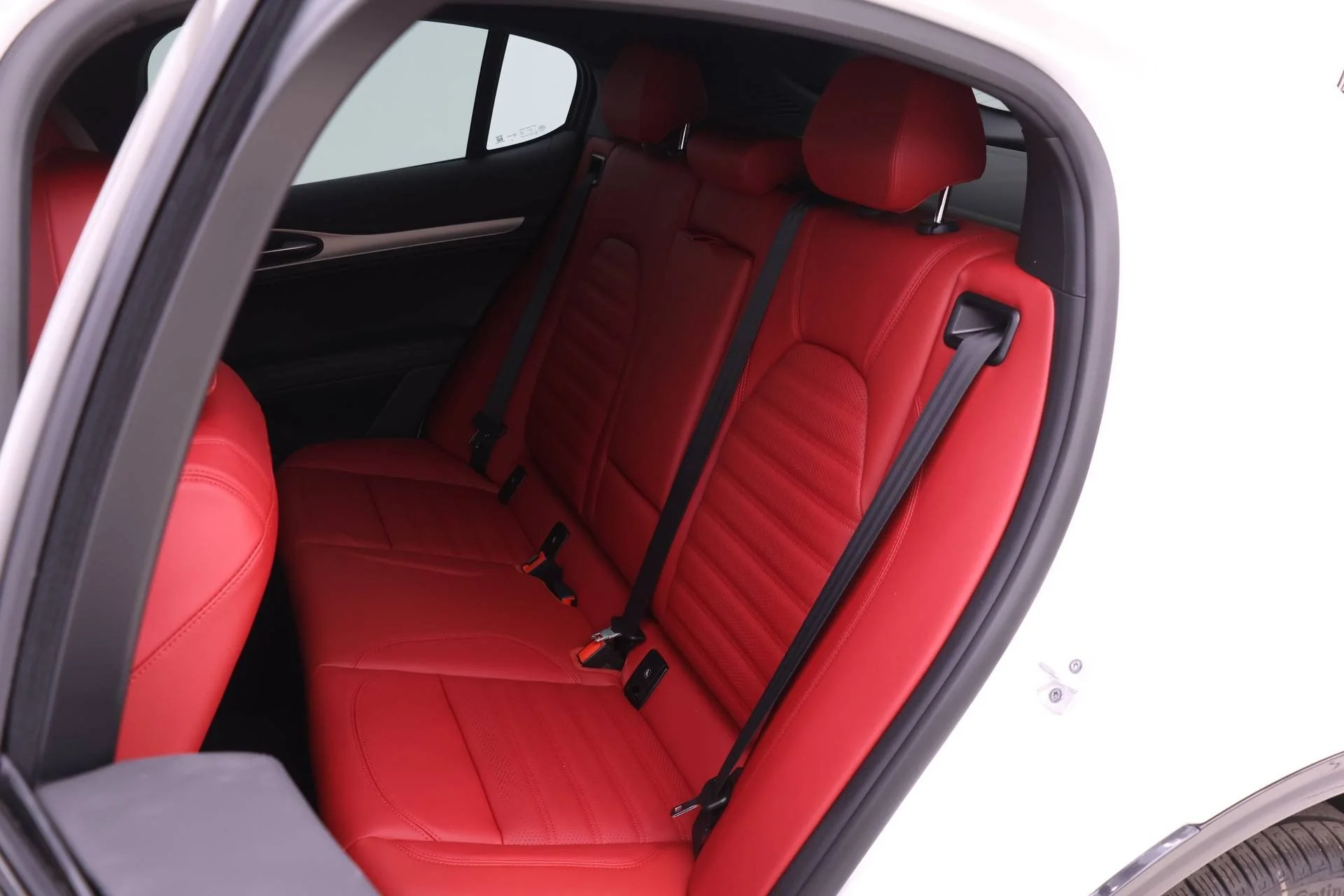 New 2026 Milano White Exterior Paint Alfa Romeo Base image 12