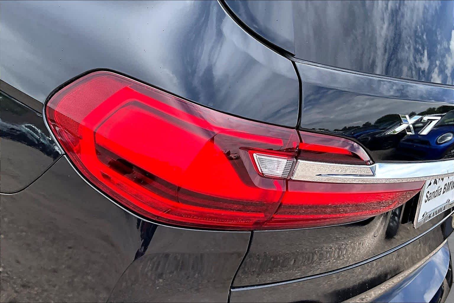 Used 2022 Black Sapphire Metallic BMW xDrive40i image 26