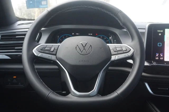 New 2026 Opal White Pearl Volkswagen 2.0T SE w/Technology image 26