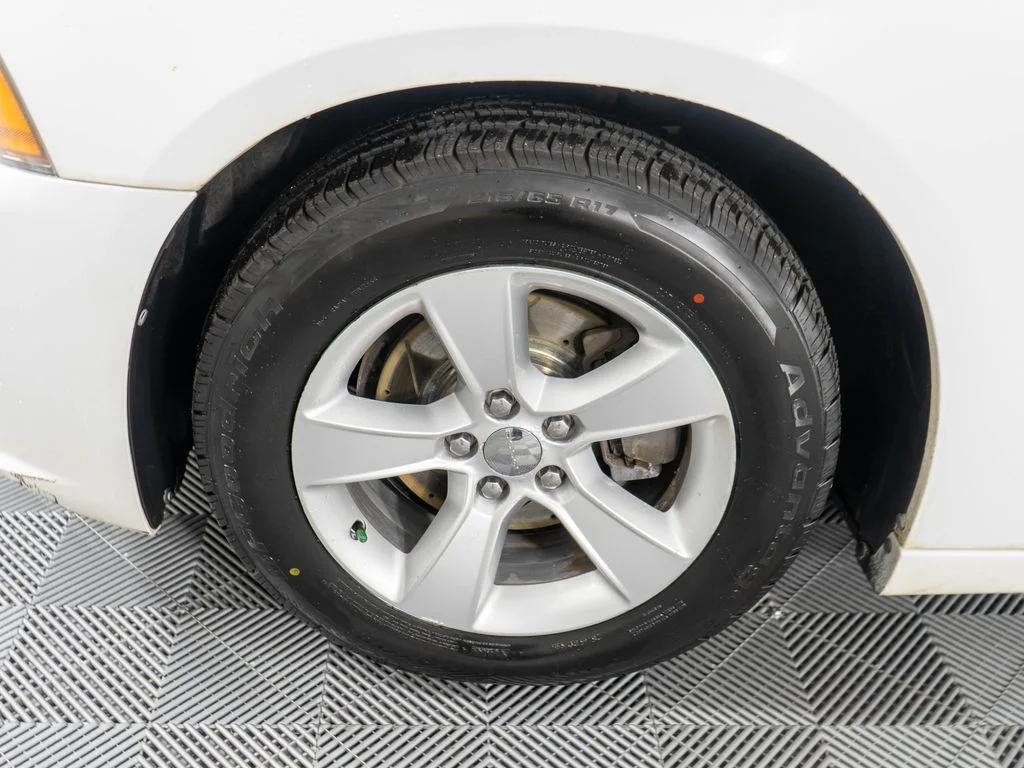 Used 2014 White Dodge SE image 22