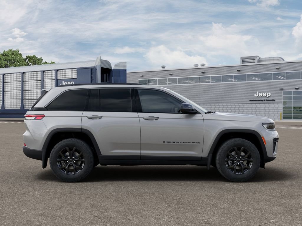 New 2026 Silver Zynith Exterior Paint Jeep Altitude image 21
