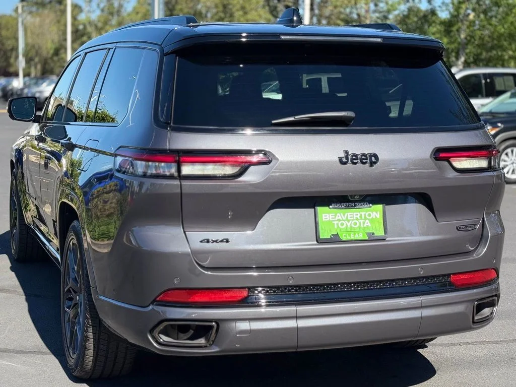Used 2025 Gray Jeep Summit image 3