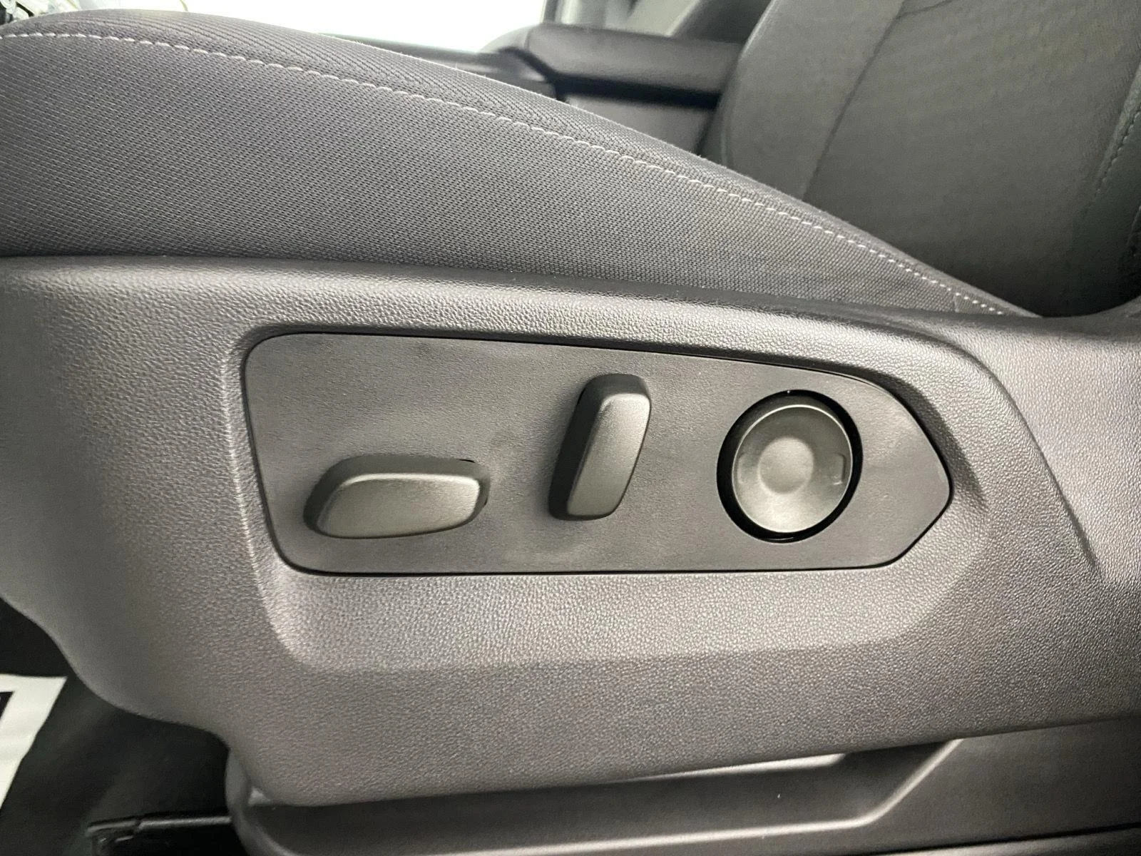 Used 2024 Summit White GMC Elevation image 14
