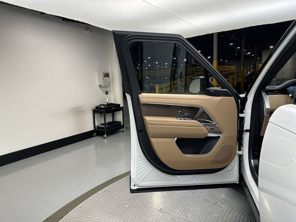 Used 2023  Land Rover SE image 12