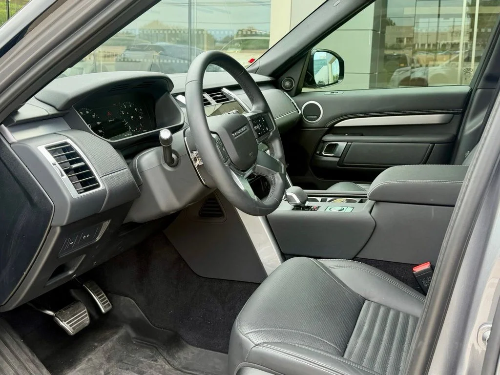 Certified Used 2025 Eiger Grey Metallic Land Rover Dynamic SE image 3