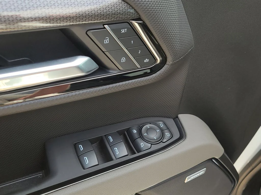 Used 2025 White Chevrolet ZR2 image 19