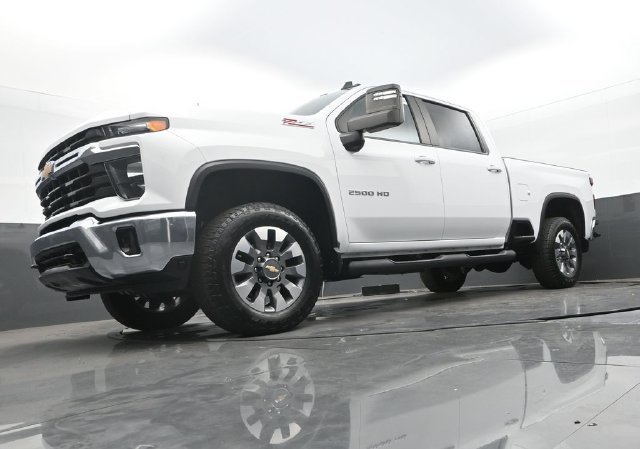 Used 2024 Summit White Chevrolet LT image 27