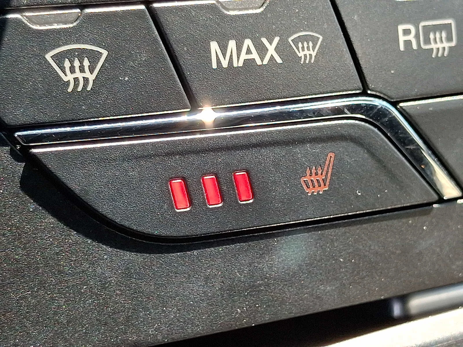 Used 2015 Red Ford SEL image 25