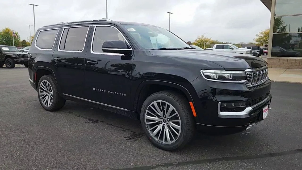 New 2023 Diamond Black Crystal Pearl-Coat Exterior Paint Jeep Series III image 2